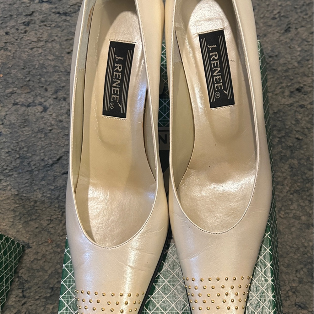 Vintage Elegant Cream J Renee 9 medium Women's Heels